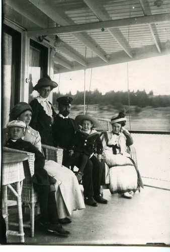 Пассажиры на борту парохода, г. Кострома. [Фото не позднее 1917 г.]
